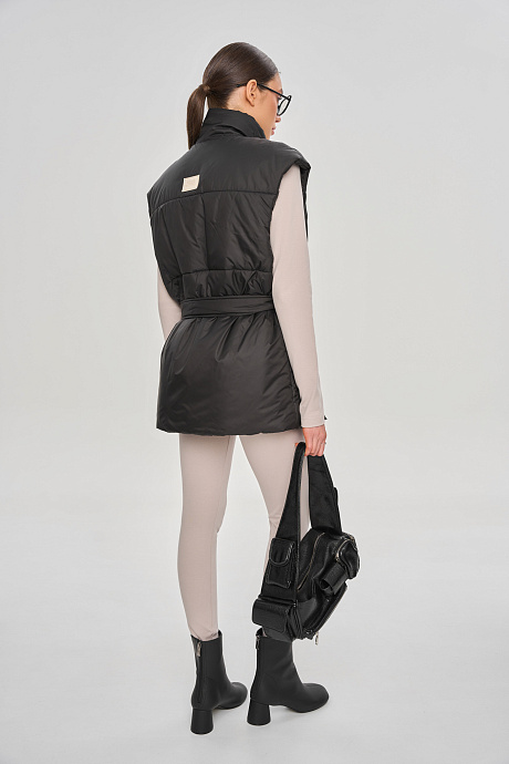 Жилет утепленный с поясом